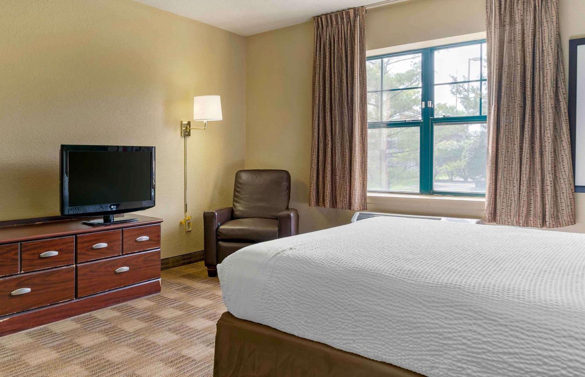 Extended Stay America Select Suites - Tampa - North - Usf - Attractions Temple Terrace Exterior photo
