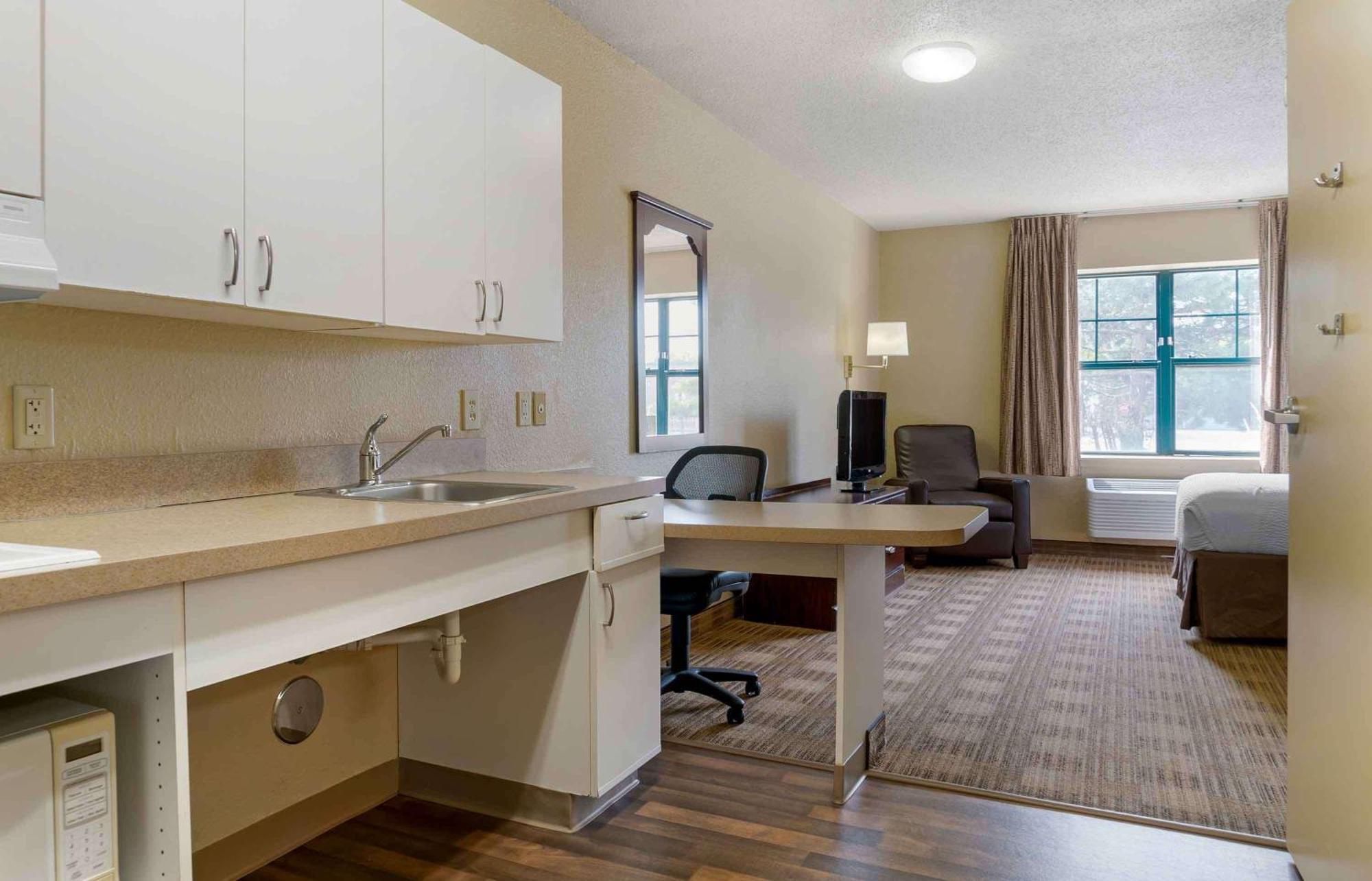 Extended Stay America Select Suites - Tampa - North - Usf - Attractions Temple Terrace Exterior photo